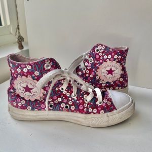 Girl converse size 1